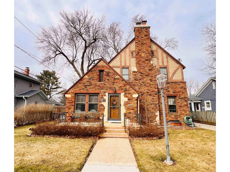 1403 Ruger, Janesville, WI 53545 MLS 1970738 CENTURY 21