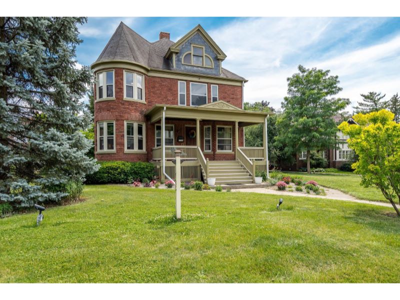 1725 E State Street, Rockford, IL 61104 MLS 202403138 CENTURY 21